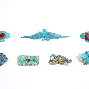 Un lot de broches et épingles en argent et plumes de martin-pêcheur, Chine, 19/20ème — photo 4