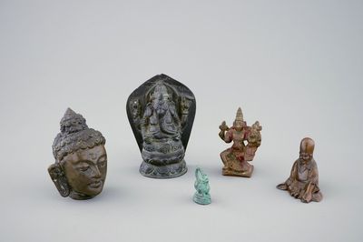 Un lot de cinq statuettes variées en bronze et autre, Asie, 19/20ème