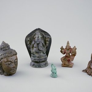 Un lot de cinq statuettes variées en bronze et autre, Asie, 19/20ème — photo 1