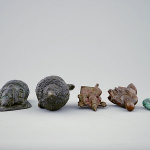 Un lot de cinq statuettes variées en bronze et autre, Asie, 19/20ème — photo 2