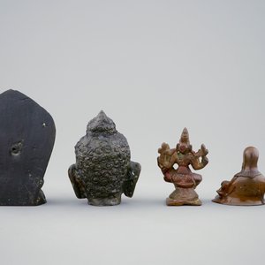 Un lot de cinq statuettes variées en bronze et autre, Asie, 19/20ème — photo 5