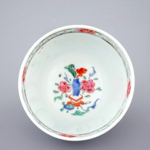 Un lot de cinq tasses et soucoupes en porcelaine de Chine famille rose, Qianlong — photo 8