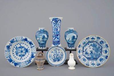 Un lot de faïences de Delft et autres céramiques, pour le plupart 18ème siècle