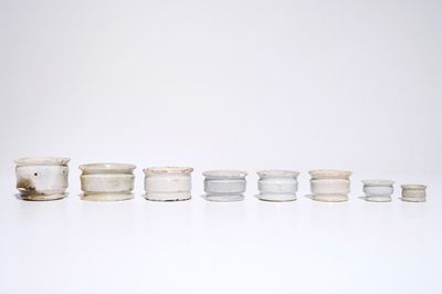 Un lot de huit pots de pharmacie miniatures en faïence de Delft blanc monochrome, 17ème