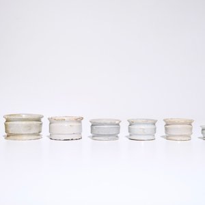 Un lot de huit pots de pharmacie miniatures en faïence de Delft blanc monochrome, 17ème — photo 1