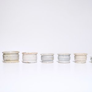 Un lot de huit pots de pharmacie miniatures en faïence de Delft blanc monochrome, 17ème — photo 2