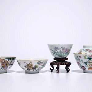 Un lot de quatre bols en porcelaine de Chine famille rose, dont un couvert, 19/20ème — photo 1