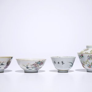 Un lot de quatre bols en porcelaine de Chine famille rose, dont un couvert, 19/20ème — photo 5