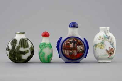 Un lot de quatre tabatières en porcelaine et verre, Chine, 19/20ème