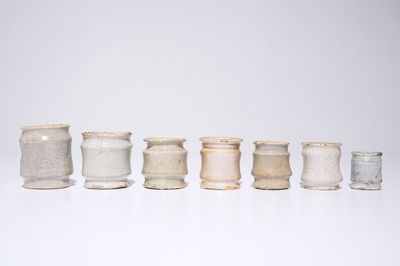 Un lot de sept albarellos miniatures en faïence blanche de Delft, 17ème