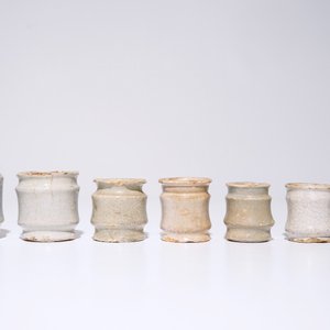 Un lot de sept albarellos miniatures en faïence blanche de Delft, 17ème — photo 4