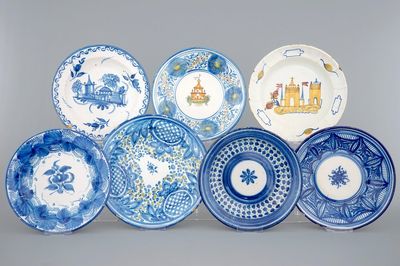 Un lot de sept plats en faïence espagnole de Talavera, 19ème