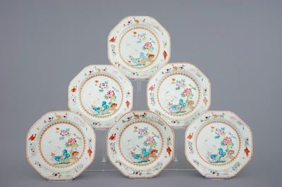 Un lot de six assiettes octagonaux en porcelaine de Chine famille rose aux grues, 18ème