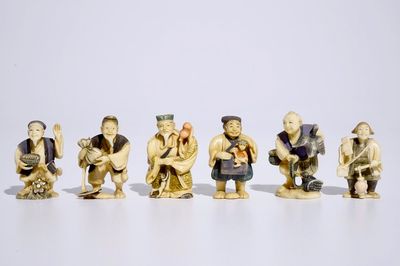 Un lot de six netsukes en ivoire polychrome, Japon, Taisho, 2ème quart du 20ème, signés