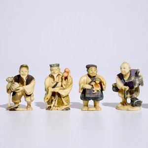 Un lot de six netsukes en ivoire polychrome, Japon, Taisho, 2ème quart du 20ème, signés — photo 1