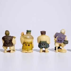 Un lot de six netsukes en ivoire polychrome, Japon, Taisho, 2ème quart du 20ème, signés — photo 3