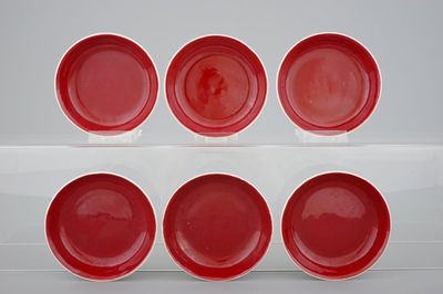 Un lot de six petites assiettes en porcelaine de Chine rouge monochrome, 19/20ème
