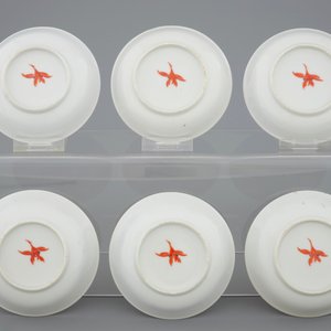 Un lot de six petites assiettes en porcelaine de Chine rouge monochrome, 19/20ème — photo 2