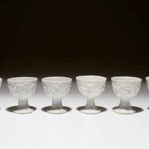 Un lot de six petits bols à talon en blanc de Chine aux décors en relief, 18/19ème — photo 1