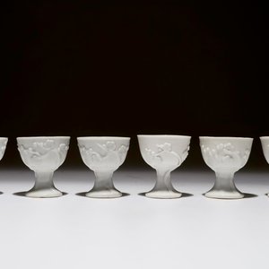Un lot de six petits bols à talon en blanc de Chine aux décors en relief, 18/19ème — photo 2