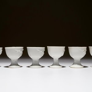 Un lot de six petits bols à talon en blanc de Chine aux décors en relief, 18/19ème — photo 3