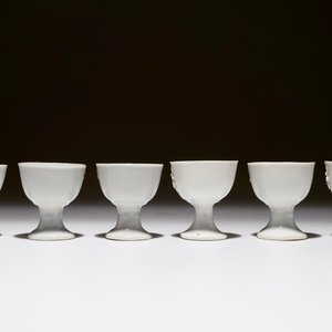 Un lot de six petits bols à talon en blanc de Chine aux décors en relief, 18/19ème — photo 4
