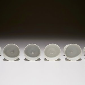 Un lot de six petits bols à talon en blanc de Chine aux décors en relief, 18/19ème — photo 5