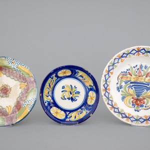 Un lot de six plats en faïence espagnole de Talavera, 19ème — photo 5