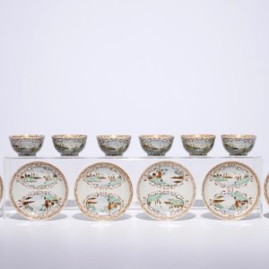 Un lot de six tasses et soucoupes en porcelaine de Chine famille rose de style Meissen, Qianlong — photo 1