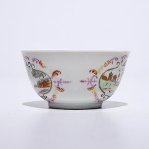 Un lot de six tasses et soucoupes en porcelaine de Chine famille rose de style Meissen, Qianlong — photo 7