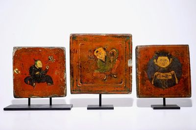 Un lot de trois carreaux peints sur laque, Tibet ou Népal, 19/20ème