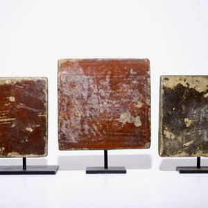 Un lot de trois carreaux peints sur laque, Tibet ou Népal, 19/20ème — photo 2