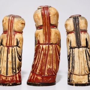 Un lot de trois figures de Shoulao en ivoire sculpté polychrome, début du 20ème — photo 4