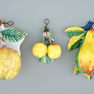 Un lot de trois modèles de fruits en faïence de Delft polychrome, 19ème — photo 1