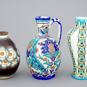 Un lot de trois vases, un en style Iznik, de Charles Catteau pour Boch Kéramis, 1ère moitié du 20ème — photo 1