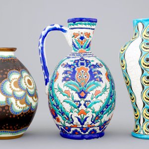 Un lot de trois vases, un en style Iznik, de Charles Catteau pour Boch Kéramis, 1ère moitié du 20ème — photo 3