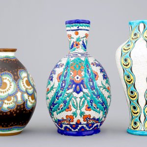 Un lot de trois vases, un en style Iznik, de Charles Catteau pour Boch Kéramis, 1ère moitié du 20ème — photo 4