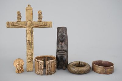 Un lot d'objets africains en bronze et bois sculpté, 19/20ème siècle