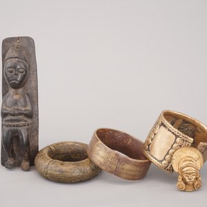 Un lot d'objets africains en bronze et bois sculpté, 19/20ème siècle — photo 2