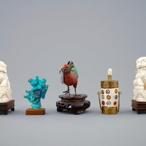 Un lot d'objets divers en ivoire, os, argent doré et turquoise, 19/20ème — photo 2