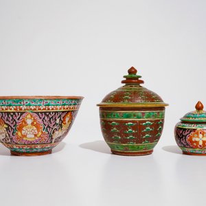 Un lot en porcelaine de Chine Bencharong pour le marché thaï, 19ème — photo 2
