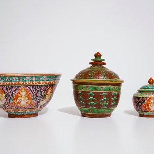 Un lot en porcelaine de Chine Bencharong pour le marché thaï, 19ème — photo 5