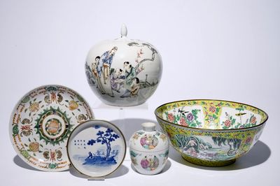 Un lot en porcelaine de Chine famille rose et bleu et blanc avec un bol en émail de Canton, 19/20ème