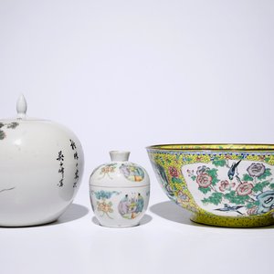 Un lot en porcelaine de Chine famille rose et bleu et blanc avec un bol en émail de Canton, 19/20ème — photo 5