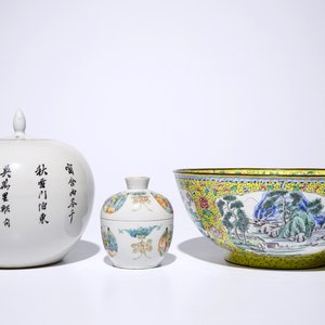 Un lot en porcelaine de Chine famille rose et bleu et blanc avec un bol en émail de Canton, 19/20ème — photo 6