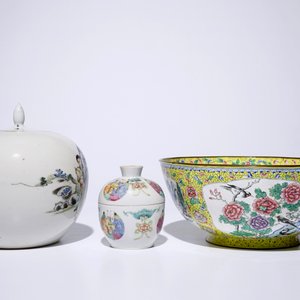 Un lot en porcelaine de Chine famille rose et bleu et blanc avec un bol en émail de Canton, 19/20ème — photo 7