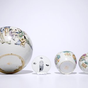 Un lot en porcelaine de Chine famille rose et bleu et blanc avec un bol en émail de Canton, 19/20ème — photo 9