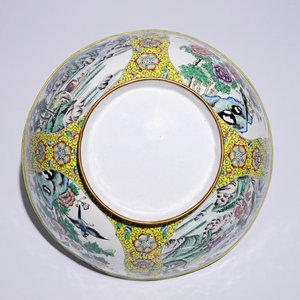 Un lot en porcelaine de Chine famille rose et bleu et blanc avec un bol en émail de Canton, 19/20ème — photo 10