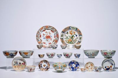 Un lot varié de bols, assiettes et tasses et soucoupes, la plupart Chine, 18/19ème
