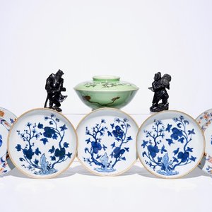 Un lot varié de cinq assiettes, une paire de figures en pierre serpentine et un bol couvert japonais, 18/20ème — photo 1